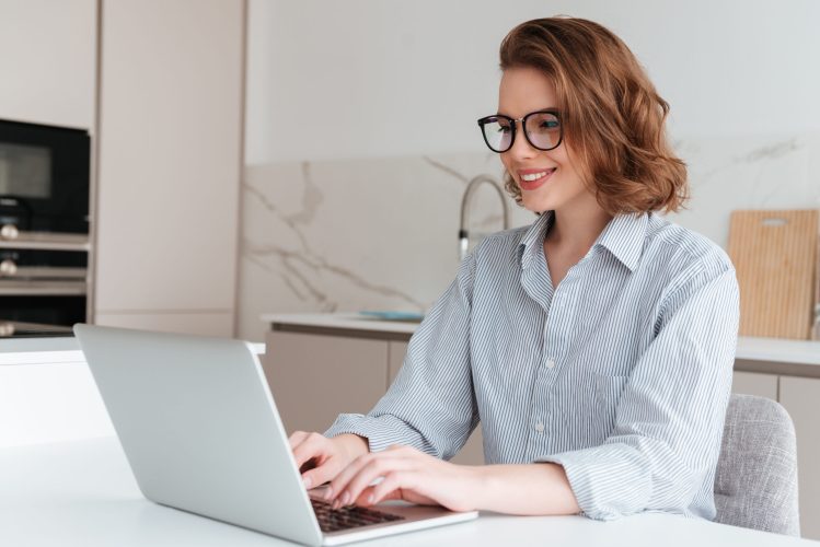 woman laptop scaled